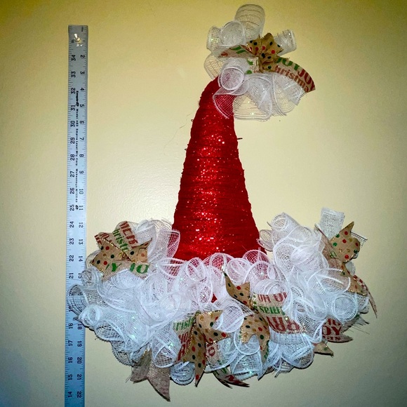 Santa Hat Wreath - Picture 1 of 7